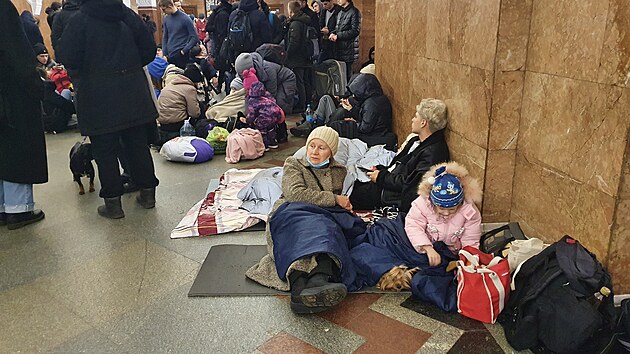 Obyvatel Kyjeva nali kryt v metru, ekaj tam cel dny.