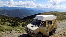 Dodávka dakarského navigátora. Kdesi na horských �otolinách.