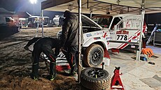 Toyota Land Cruiser HDJ80 v depu v pé�i mechanik�. Dakarská rallye 2022.