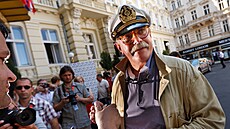 Re�isér Nikita Michalkov p�ed karlovarským hotelem Pupp