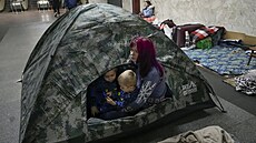Kyjevané se ukrývají v metru před ruským bombardováním. | na serveru Lidovky.cz | aktuální zprávy