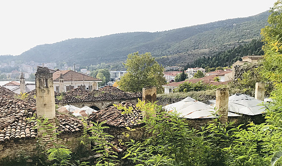 Kastoria, rozpadající se stechy osmanského karavanseraje, který slouil jako...