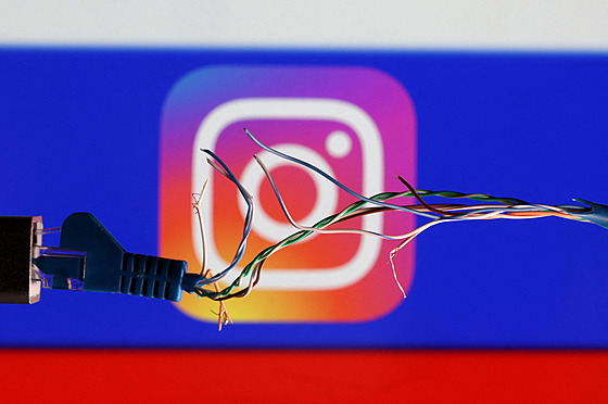 P�etr�ený kabel s ruskou vlajkou a logem Instagramu v pozadí.