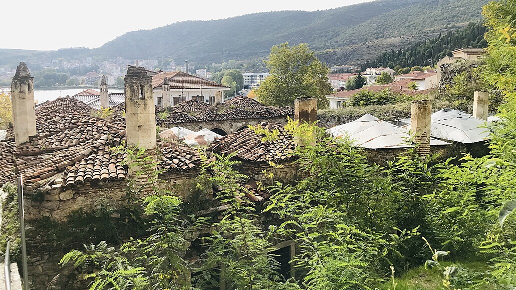 Kastoria, rozpadající se střechy osmanského karavanseraje, který sloužil jako...