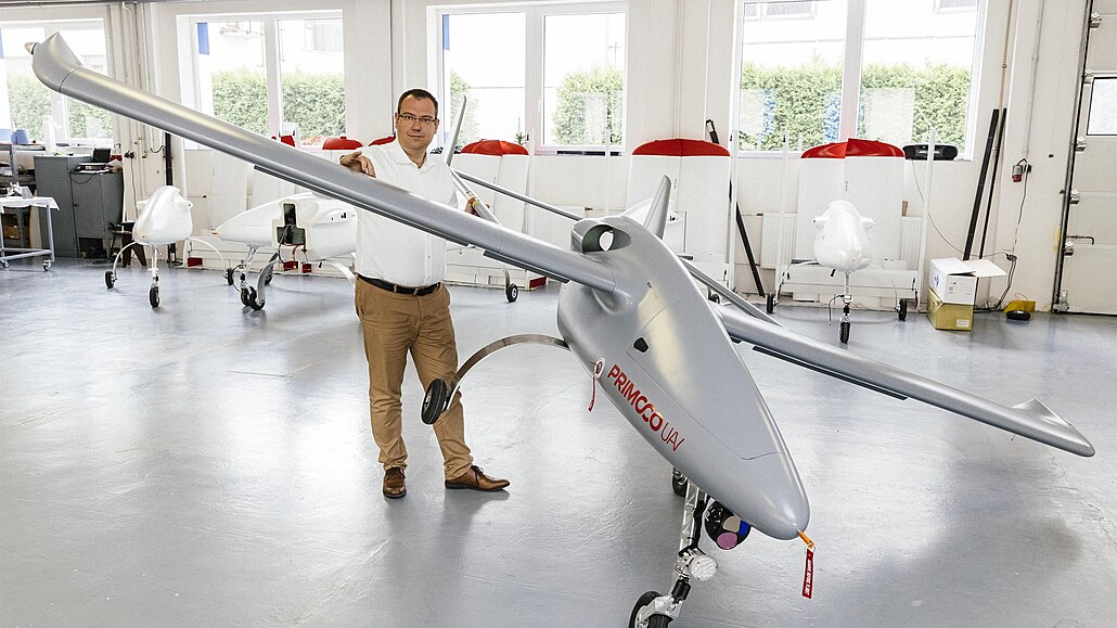 Ladislav Semetkovský s jedním ze svých dtí. Modelem dronu ONE 150.