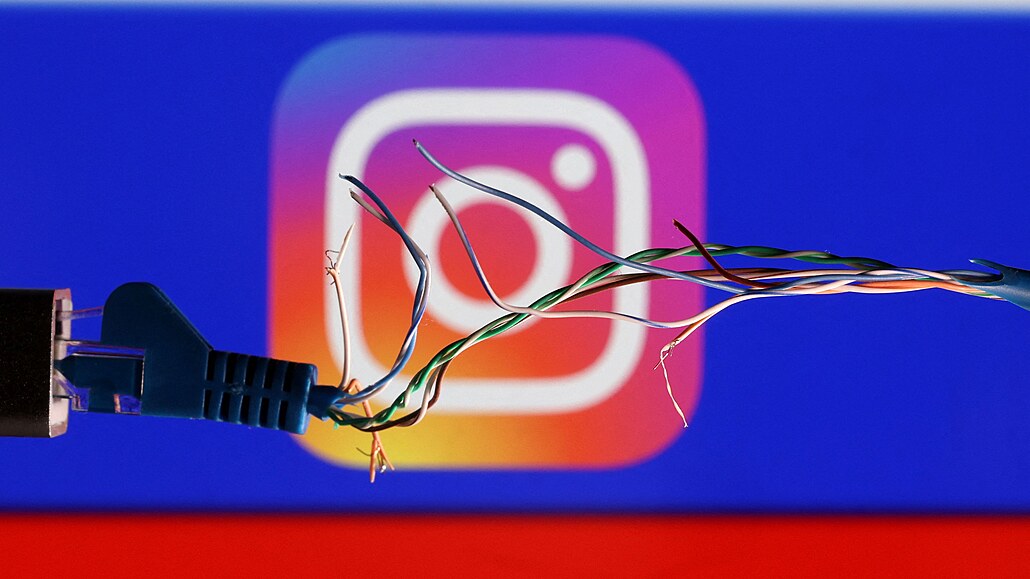 Petrený kabel s ruskou vlajkou a logem Instagramu v pozadí.