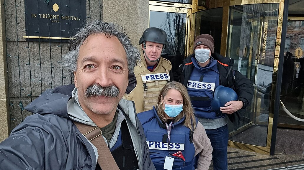 Kameraman Fox News Pierre Zakrzewski (v popedí) se svými kolegy v Kyjev.