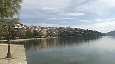 Kastoria. Pohled na nábeí a historickou ást severoeckého msta u jezera...