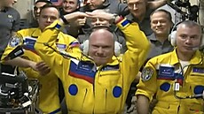 Ruští kosmonauti na ISS v kombinézách, které připomínají ukrajinskou vlajku.
