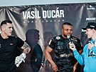 Vasil Ducár na oteveném tréninku v Praze poslouchá rozhovor Ilungy Makabua,...