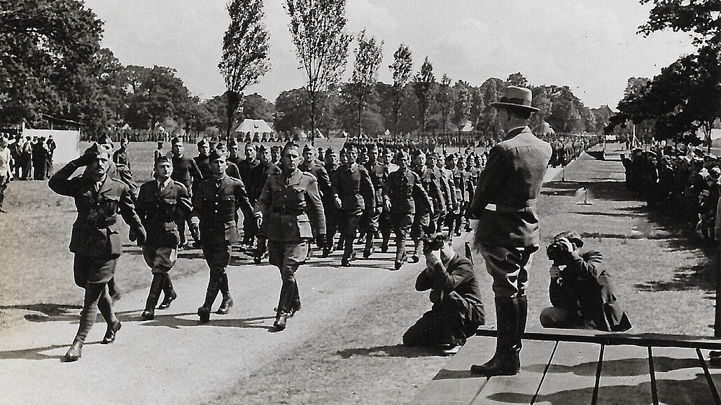 Pehlídka eskoslovenského vojska ve Velké Británii ped prezidentem Beneem v...