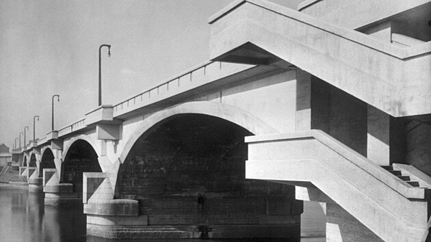 Vltavský konstruktivismus. Železobetonový Baxův (později Stalingradský, dnes Libeňský) most přes Vltavu byl vystavěn dle projektu Pavla Janáka a Ing. Františka Mencla v letech 1925-1928. Spojuje Holešovice s Libní.