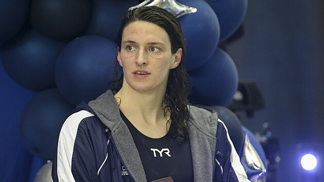 Lia Thomasov� po v�t�zstv� na univerzitn�m �ampion�tu NCAA na trati 500 yard� voln�.