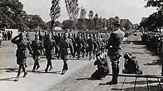 Přehlídka československého vojska ve Velké Británii před prezidentem Benešem v...