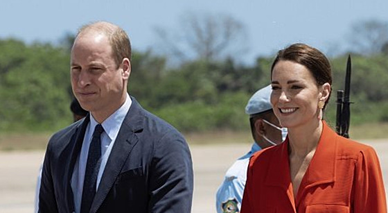 Karibský okruh, den tvrtý. Princ William s manelkou Kate kráí po letitní...