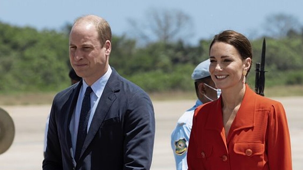 Karibský okruh, den čtvrtý. Princ William s manželkou Kate kráčí po letištní...