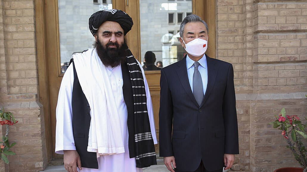 ínský ministr zahranií Wang I a tálibánský éf diplomacie Ámir Chán Mutakí