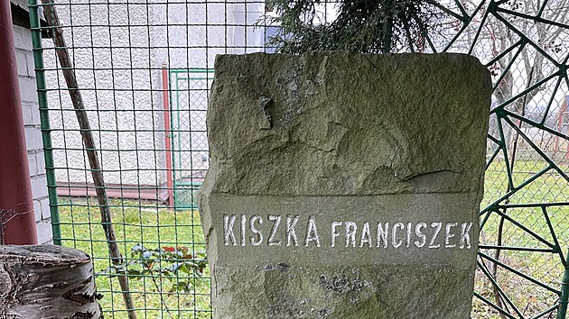 Pozapomenut tragdie. Masakr, pi nm v roce 1944 nacist zavradili estaticet mu ze ivotic, dnes pipomnaj pomnky na mstech vrad.