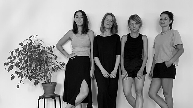 (zleva) Barbora Hašková, Kateřina Škarabelová, Martina Styk a Barbora Čihařová. To jsou tváře dejvického studia Ofform3D. První tři designérky mají za sebou studium módní tvorby, Barbora Čihařová studuje teoreticko-výzkumnou psychologii.