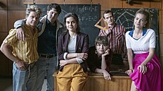 Studenti. Informátor Geri (s trojúhelníkem) hraje dvojí hru.