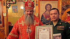 V chrámu. Azatbek Omurbekov dostal loni v listopadu po�ehnání od pravoslavné...