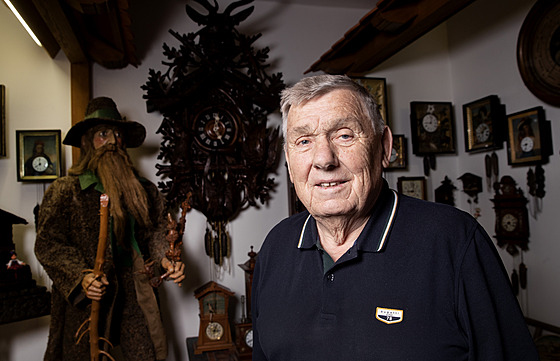 Dalibor Motejlek a v pozadí ást sbírky muzea hodin, které spravuje