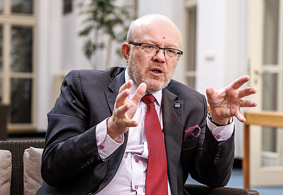 Ministr zdravotnictví Vlastimil Válek