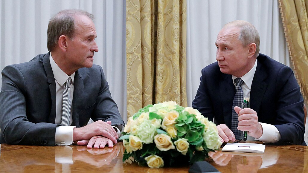 Viktor Medveduk (vlevo) a Vladimir Putin na snímku z ervence 2019.
