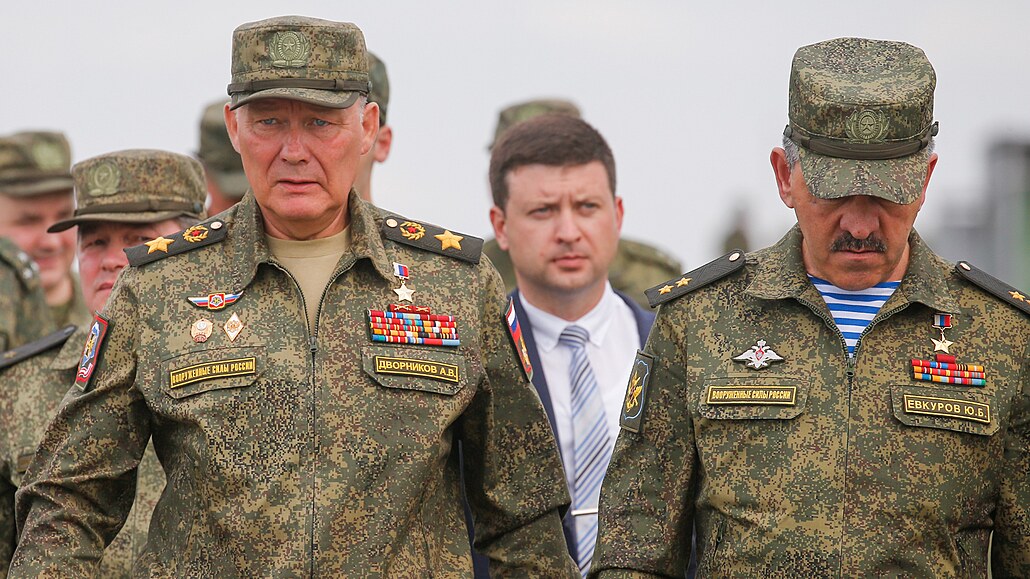 Ruský generál  Alexandr Dvornikov (vlevo) na snímku z ervence 2020.