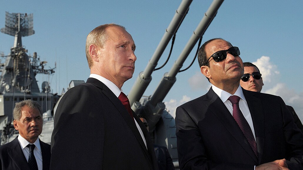 Ruský prezident Vladimir Putin a jeho egyptský protjek Abd al-Fattáh as-Sísí...