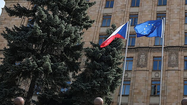 Kameraman ped eskm velvyslanectvm v Moskv 18.04.2021.