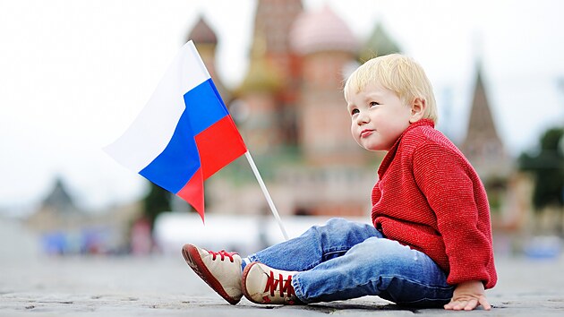 Chlapec s ruskou vlajkou v Moskv.