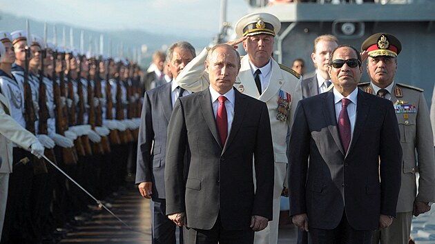 Rusk prezident Vladimir Putin a jeho egyptsk protjek Abd al-Fatth as-Ss na palub kinku Moskva v srpnu 2014 v Soi.