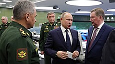 Ruský ministr obrany Sergej ojgu, prezident Vladimir Putin, generál Valerij...