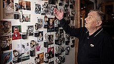 Dalibor Motejlek a v pozadí ást sbírky muzea hodin, které spravuje