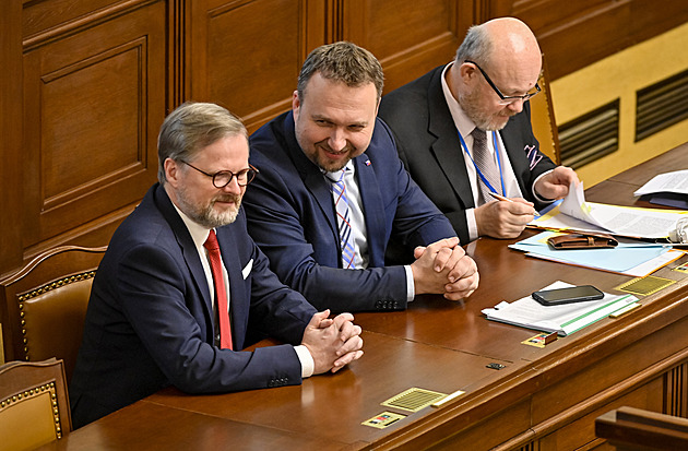 Po malé domů politiků z Moravy a obřím schodku rozpočtu nastalo veliké ticho. Na buben zoufale buší jen Kalousek