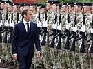 Prezident Emmanuel Macron pi vojenské pehlídce bhem oslav francouzského...