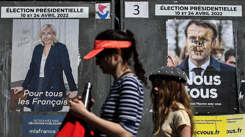 Volební plakáty Marine Le Penové a Emmanuela Macrona