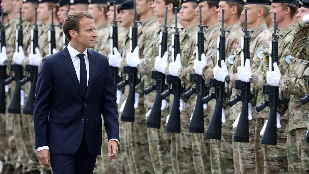 Prezident Emmanuel Macron při vojenské přehlídce během oslav francouzského...