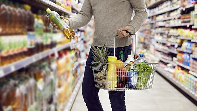 V obchodech je nejlepší vybírat zboží v obalech z recyklátu, který je v potravinářství nejekologičtější alternativou.