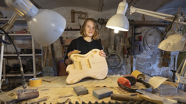 Jediná Češka, která umí proměnit kus dřeva v elektrickou kytaru. Nelíbí se  mi ty špičaté, říká | Magazín | Lidovky.cz