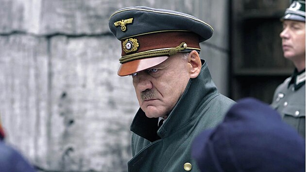 Bruno Ganz jako Adolf Hitler ve filmu Pád Tetí íe