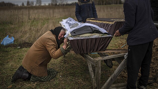 Sedmdesátiletá ena pláe u rakve svého syna, který byl zabit ruskými vojáky v...