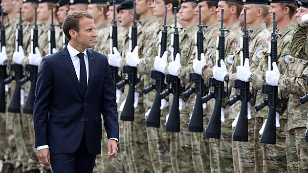 Prezident Emmanuel Macron při vojenské přehlídce během oslav francouzského státního svátku 14. července.