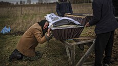 Sedmdesátiletá žena pláče u rakve svého syna, který byl zabit ruskými vojáky v... | na serveru Lidovky.cz | aktuální zprávy