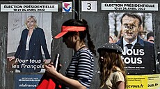 Volební plakáty Marine Le Penové a Emmanuela Macrona