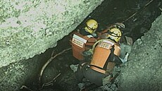 Japontí záchranái hledají cestující z výletní lodi KAZU