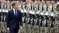 Prezident Emmanuel Macron při vojenské přehlídce během oslav francouzského... | na serveru Lidovky.cz | aktuální zprávy