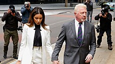 Bývalý tenista Boris Becker přichází se svoji partnerkou k londýnskému soudu