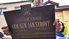 Na rodném domě generála Jana Syrového v Třebíči visí od loňského prosince...